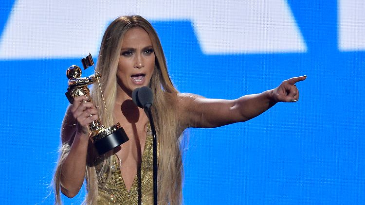 Nachdem sie den Ehrenpreis überreicht bekommen hat, hält Jennifer Lopez eine emotionale Rede.