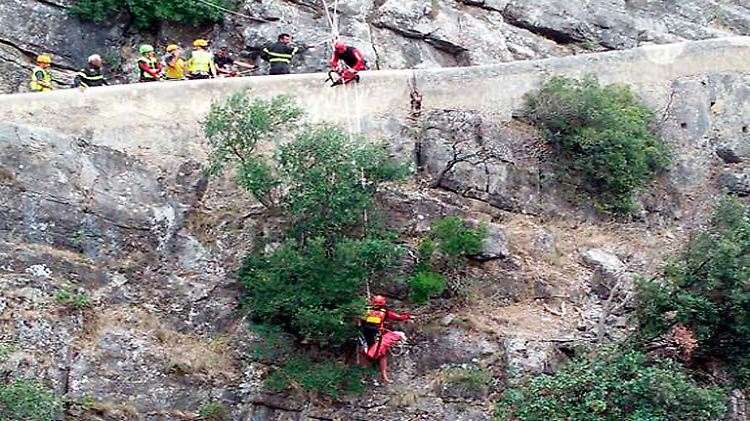 Schwer zugängliche Unglücksstelle: Rettungskräfte seilen sich in die Raganello-Schlucht ab.