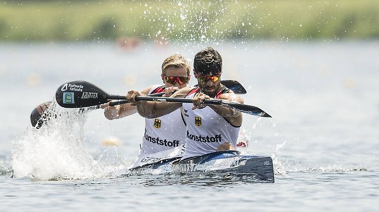 Saeid Fazloula (vorn) rudert beim Kanu ICF Weltcup 2018 in Duisburg.