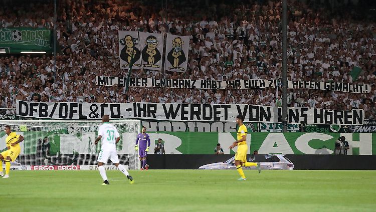 Auch beim DFB-Pokalspiel der SpVgg Greuther Fürth gegen Borussia Dortmund wurde gegen DFB und DFL protestiert.
