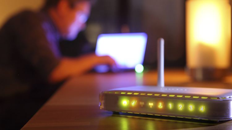 Wie bei Doppelflatrate-Festnetz-Tarifen für Internet und Telefonie gilt auch bei Triple Play mit TV: Die günstigsten Einstiegsangebote erhalten in aller Regel nur Neukunden. 