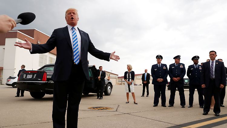 Donald Trump nach der Landung in West Virgina. "Wenn diese Zahlungen für Michael Cohen eine Straftat waren, warum sollten sie keine für Donald Trump sein?", sagt der Cohen-Anwalt.
