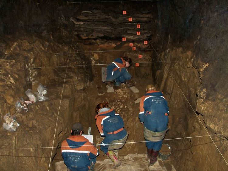 Ausgrabungsteam in der östlichen Kammer der Denisova-Höhle.