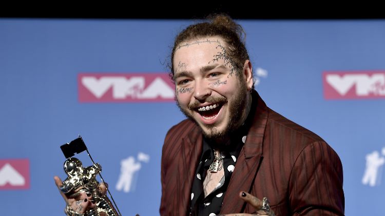 Bei den MTV Video Music Awards ahnt Post Malone noch nicht, dass ihm schon bald ein Horror-Flug bevorsteht.