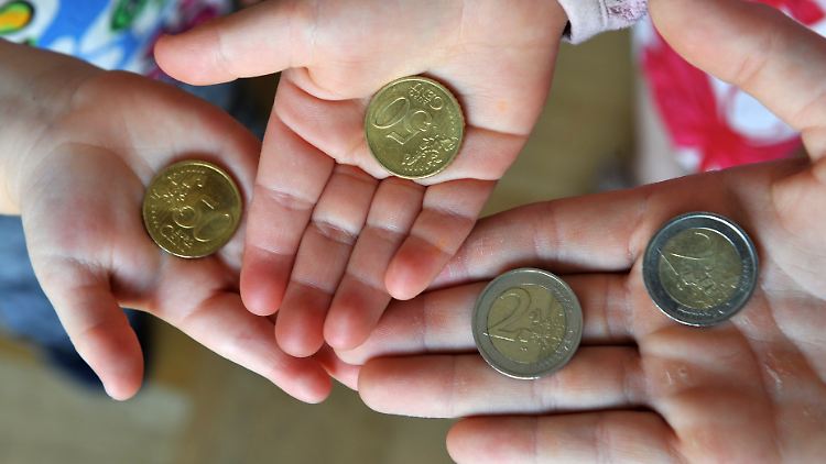 Etwa 4,4 Millionen Kinder sind von Armut betroffen - 1,4 Millionen mehr als bisher in der Öffentlichkeit bekannt.
