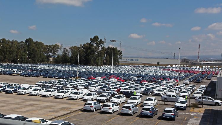 Fabrikneue Fahrzeuge auf dem Parkplatz des VW-Werkes in Puebla: Wenn die Hagelkanonen losgehen, "klart sich der Himmel auf und es regnet einfach nicht", sagen die Bauern.