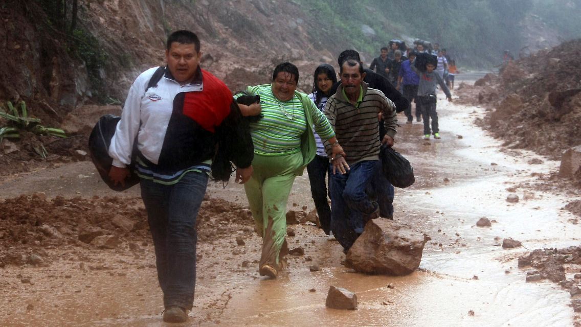 Die schweren Regenfälle haben bereits mehr als 140 Menschen das Leben gekostet.