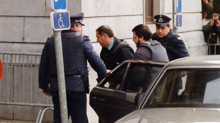Dutroux wird während des Prozesses im Jahr 2000 in das Gerichtsgebäude gebracht.