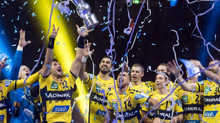 Mit lautem Gebrüll feiern die Löwen feiern ihren Sieg im Supercup.