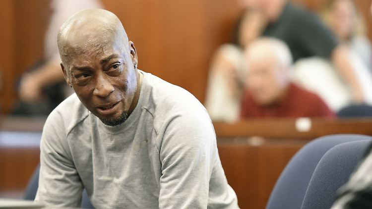 Kläger und Krebs-Opfer Dewayne Johnson brach nach der Urteilsverkündung im Monsanto-Prozess in Tränen aus.