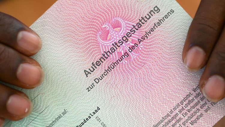 Die Zahlen zeigen auch, dass Asylbewerber nicht mehr so lange warten müssen, bis über ihre Asylanträge entschieden ist.