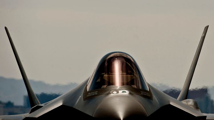Der Kampfjet F-35 nutzt künstliche Intelligenz, um seinen Piloten bessere Informationen über die Kampfzone bereitzustellen.