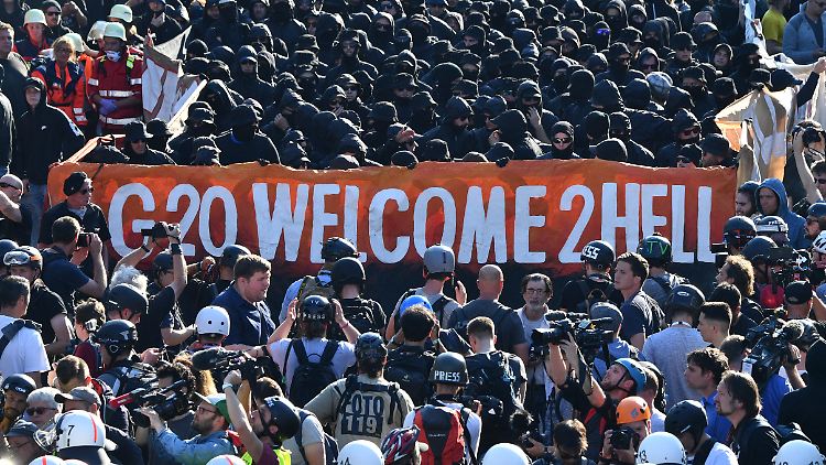 Nach eigenen Angaben konnte die Polizei durch zwei Öffentlichkeitsfahndungen bisher 59 Personen identifizieren.