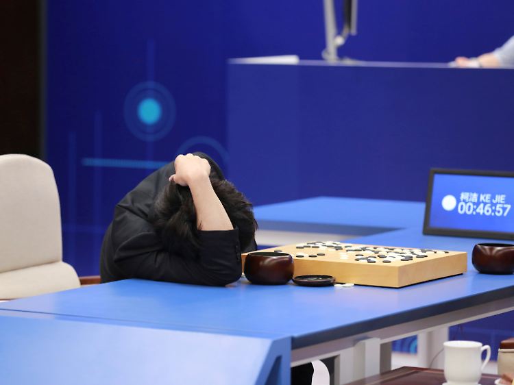 Der Weltmeister im chinesischen Spiel "Go" verliert im Mai 2017 gegen die KI von Google. Der Internet-Riese hat sich dagegen gestemmt, Technologie für Waffen zu entwickeln.