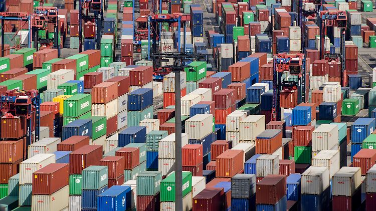 Weil Deutschland mehr produziert als selbst verbraucht, verkauft es viele Güter in andere Länder - seit langer Zeit mehr, als eingeführt werden.