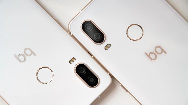 Das BQ Aquaris X2 (links) und das Aquaris X2 Pro ähneln sich wie Zwillinge.