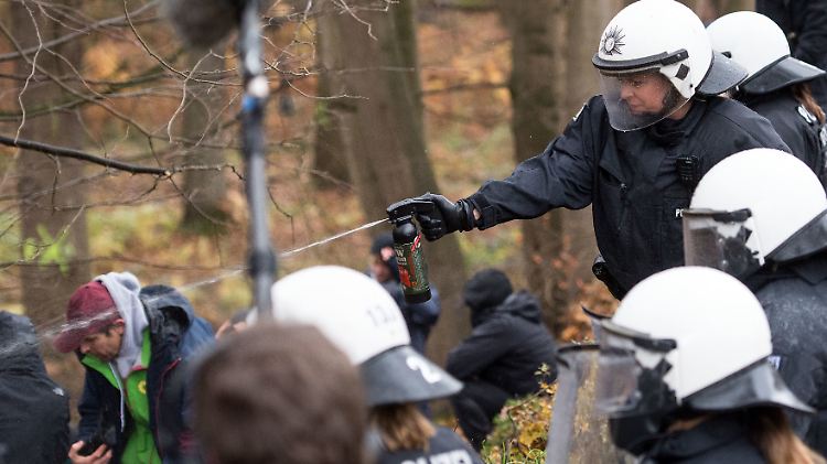 Im letzten Herbst kam es bei Protesten im Hambacher Forst immer wieder zu Zusammenstößen.