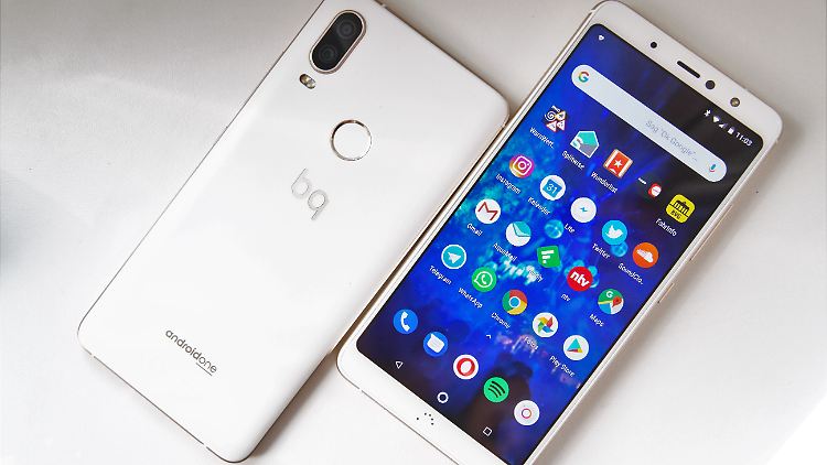 Aquaris X2 und X2 Pro: Beide BQ-Modelle sehen so aus, wie Smartphones heute eben aussehen.