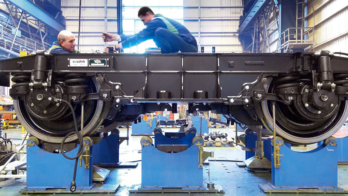 Im Vossloh-Werk in Valencia, Spanien, wird die Antriebstechnik einer Diesellokomotive gefertigt.
