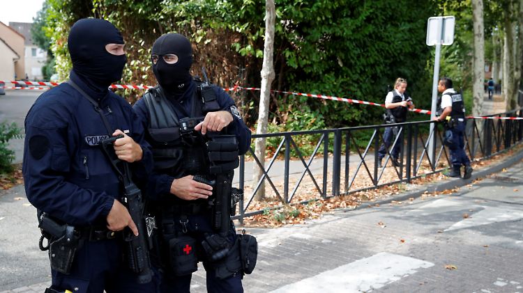 Französische Polizeibeamte sicherten den Tatort ab.