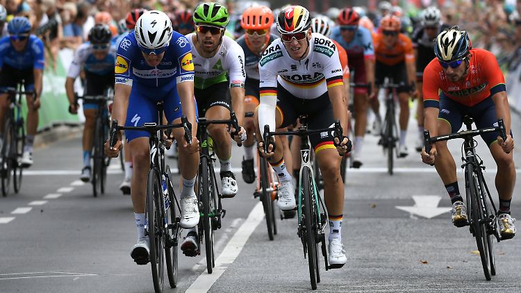 Der Kolumbianer Alvaro Jose Hodeg (l.) rast bei der 1. Etappe der Deutschland Tour vor Pascal Ackermann (2.v.r.) als Erster ins Ziel.