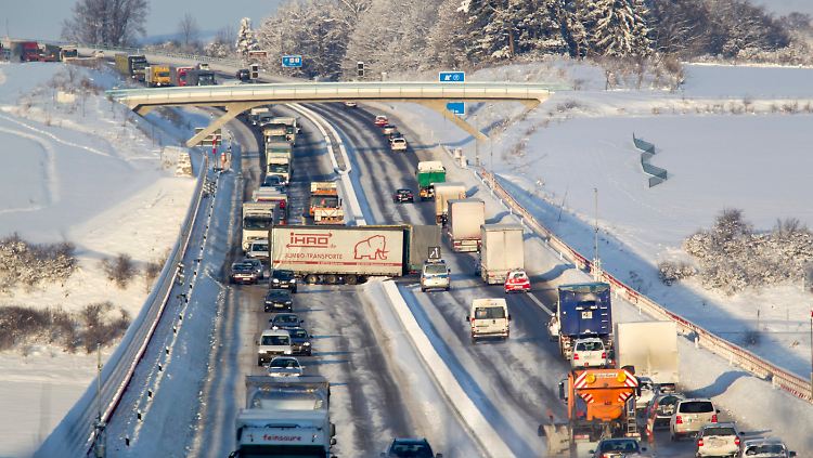 Auf der A71 durchbrach ein Lastwagenanhänger die Leitplanke, die Autobahn wurde zeitweise gesperrt.
