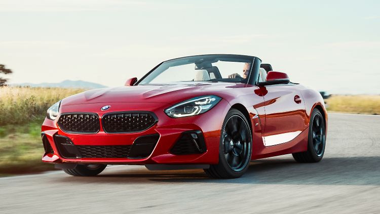 In Pebble Beach präsentiert BMW den Z4 M40i First Edition in Frozen Orange Metallic.