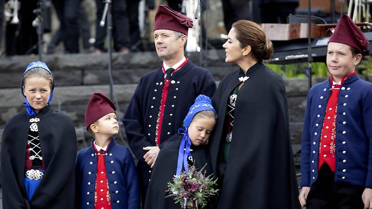 Prinz Frederik mit seiner Familie: Prinzessin Mary, Prinz Christian, Prinzessin Isabella,  Prinz Vincent und Prinzessin Josephine. 