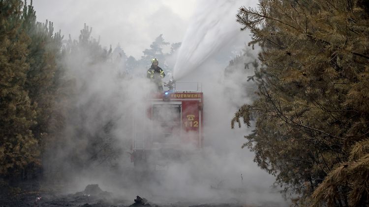 Der völlig ausgetrocknete Wald in Brandenburg ist anfällig für Waldbrände. Nach Stunden gelingt es den Einsatzkräften, das Feuer einzudämmen.