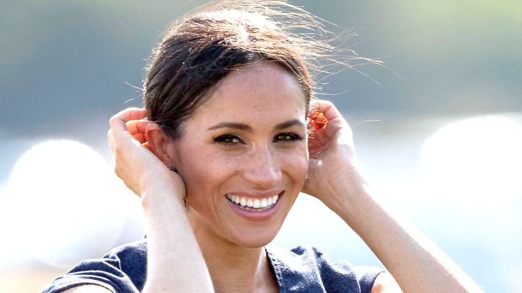 Wird von allen Seiten kritisch betrachtet und behält die gute Laune dennoch: Meghan. 