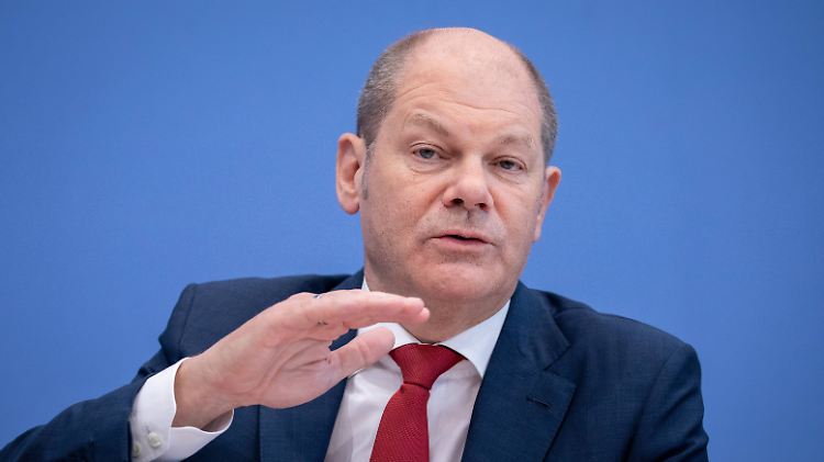Für Finanzminister Olaf Scholz besteht zwar - dank des Finanzüberschusses - sicherlich Grund zur Freunde, aber er warnt auch vor zu hohen Erwartungen.
