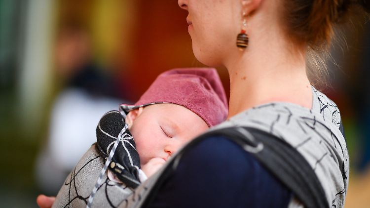 Mütter sollten besser länger in Elternzeit gehen, ansonsten drohen ihnen Nachteile auf dem Arbeitsmarkt.