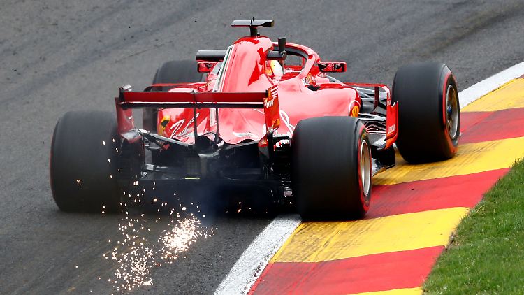 Vettel gerät in der Trainingssession zweimal neben die Strecke.