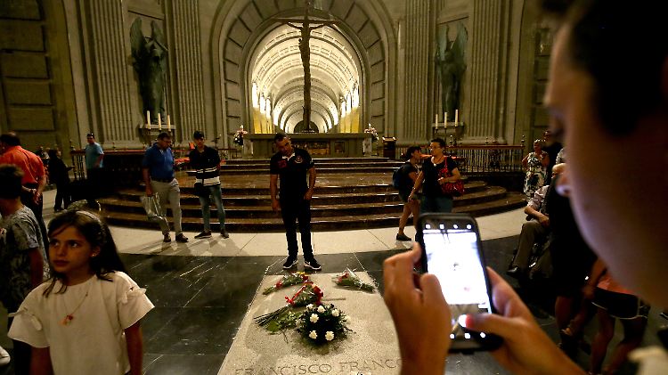Seit der Ankündigung der Exhumierung im Juni ist die Zahl der Besucher sprunghaft angestiegen.