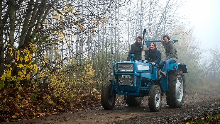 Fahren auf dem Traktor eines Tatverdächtigen mit: Lessing (Christian Ulmen, l.) und Dorn (Nora Tschirner)