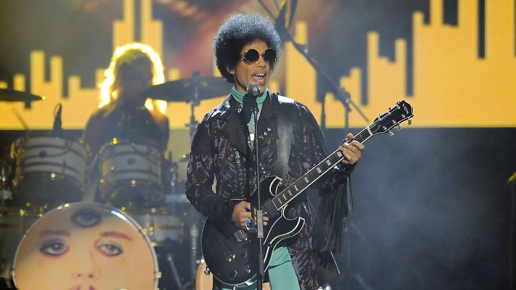 Die Familie des US-Musikers Prince kritisiert, sein Arzt sei gescheitert, die Medikamentensucht des Popstars zu behandeln.
