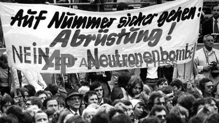 Die Debatte um die Neutronenbomber erreichte in den 1970ern auch Deutschland.