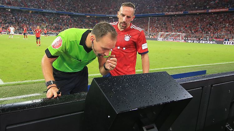 Schiedsrichter Bastian Dankert, die Videotechnik und Franck Ribery standen im Mittelpunkt der Elfmeterdiskussionen