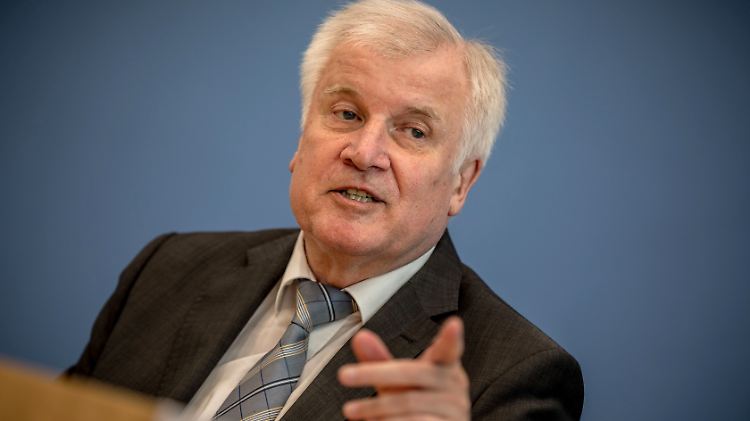 In Deutschland wird zu viel "aus der Hüfte" bewertet, sagt Innenminister Seehofer.