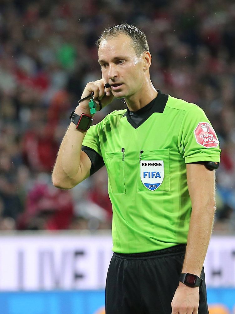 Bastian Dankert bekam bei seiner Elfmeterentscheidung keinen Hinweis vom Videoschiedsrichter in Köln.
