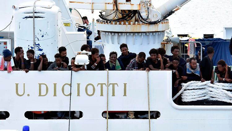 Seit fast einer Woche warten die Flüchtlinge im Hafen von Catania auf die Erlaubnis, an Land zu gehen..