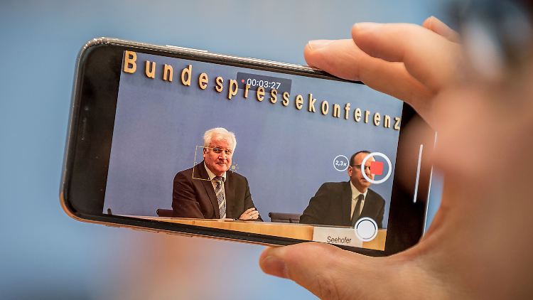 Keine sanfte Landung nach der Sommerpause: Seehofer in der Bürgersprechstunde.