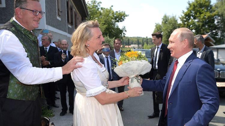 Blumen für die Braut: Österreichs Außenministerin Karin Kneissl und Russlands Präsident Wladimir Putin.