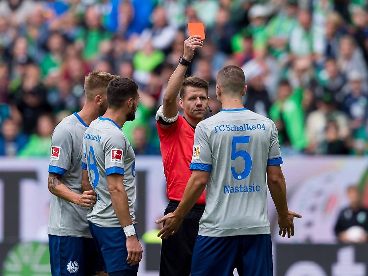 Schalkes Verteidiger Matija Nastasic sah erst Gelb und dann nach Videobeweis Rot - bei einem Wolfsburger lief es kurz darauf andersrum.