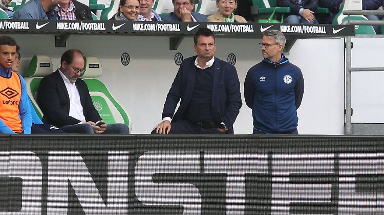 Bedient: Schalkes Sportvorstand Christian Heidel nach dem verkorkst-konfusen Ligaauftakt in Wolfsburg.