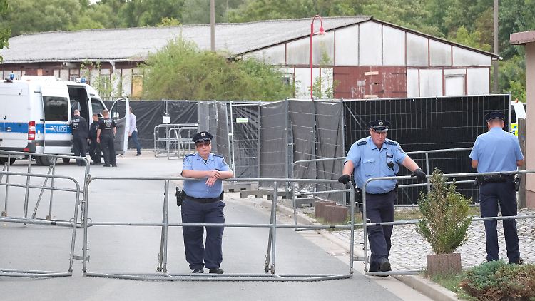 Polizisten wiesen angereiste Besucher des Konzerts ab.