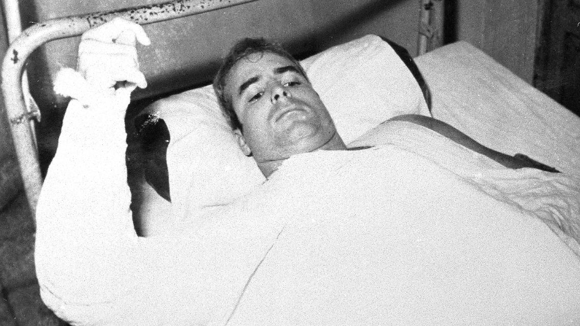 Fünfeinhalb Jahre verbrachte er in Kriegsgefangenschaft in Hanoi, mit Folter und Einzelhaft. Er hätte vorzeitig freigelassen werden können - doch er lehnte ab. Andere Kameraden seien schon länger in Haft als er.