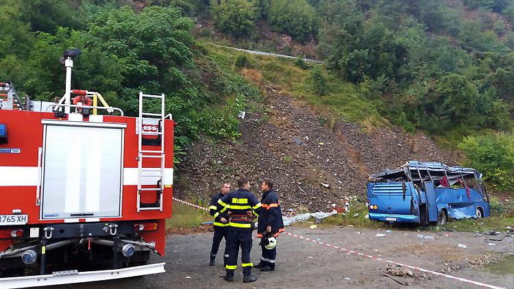 Der Bus kam von der rutschigen Fahrbahn ab und stürzte einen Hang hinunter.