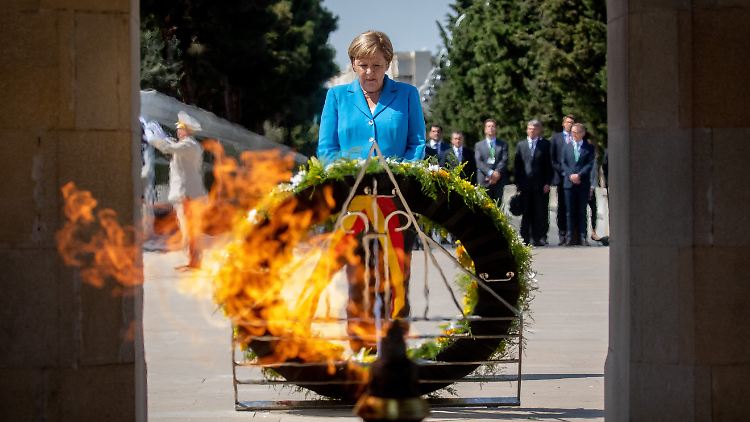 Auch in Aserbaidschan legte Merkel einen Kranz nieder.