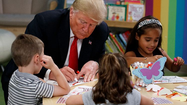Trump beim Ausmalen der US-Flagge.